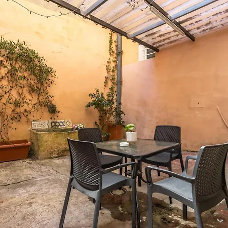 The Magic Hole Apartment Rom
